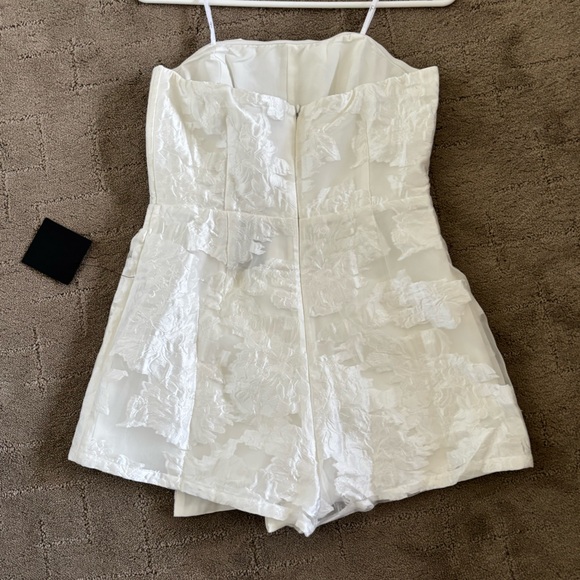 NWT LuLus Strapless White Lace Pattern Romper - Picture 3 of 5